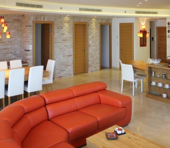 עיצוב דירת יוקרה, ספה כתומה בסלון, עיצוב פנים ופנג שואי, ענבל קרקו