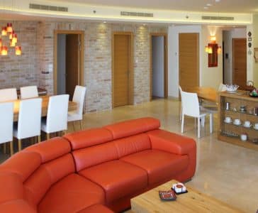 עיצוב דירת יוקרה, ספה כתומה בסלון, עיצוב פנים ופנג שואי, ענבל קרקו