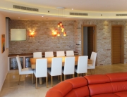 עיצוב דירת יוקרה, פינת האוכל מבט מהסלון, עיצוב פנים ופנג שואי, ענבל קרקו