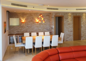 עיצוב דירת יוקרה, פינת האוכל מבט מהסלון, עיצוב פנים ופנג שואי, ענבל קרקו