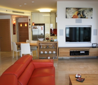 עיצוב דירת יוקרה, מבט מהסלון לכיוון המטבח, עיצוב פנים ופנג שואי, ענבל קרקו