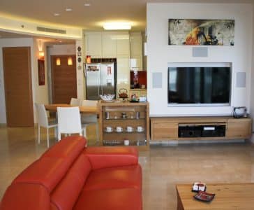 עיצוב דירת יוקרה, מבט מהסלון לכיוון המטבח, עיצוב פנים ופנג שואי, ענבל קרקו