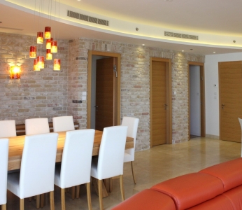 עיצוב דירת יוקרה, קיר בריקים, עיצוב פנים ופנג שואי, ענבל קרקו