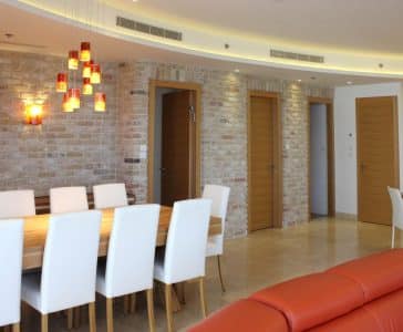 עיצוב דירת יוקרה, קיר בריקים, עיצוב פנים ופנג שואי, ענבל קרקו