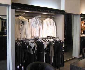 עיצוב חנות לבגדי נשים, תאורה נסתרת בקיר התצוגה, ענבל קרקו, עיצוב פנים ופנג שואי