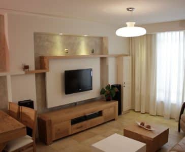 עיצוב דירה קטנה בגבעתיים, שילוב של עץ ושמנת בסלון, ענבל קרקו, עיצוב פנים ופנג שואי