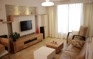 עיצוב פנים דירה בגבעתיים, שולחנות עם אחסון בסלון, ענבל קרקו, עיצוב פנים ופנג שואי