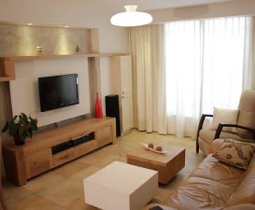 עיצוב דירה קטנה בגבעתיים, שולחנות עם אחסון בסלון, ענבל קרקו, עיצוב פנים ופנג שואי