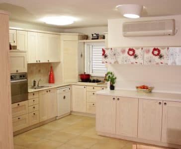 עיצוב דירה קטנה בגבעתיים, מטבח עץ שנצבע מחדש, ענבל קרקו, עיצוב פנים ופנג שואי