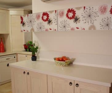 עיצוב דירה קטנה בגבעתיים, תוספת של ארונות וקלאפה מזכוכית במטבח, ענבל קרקו, עיצוב פנים ופנג שואי