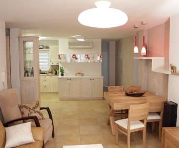 עיצוב דירה בגבעתיים, מבט מהסלון לכיוון המטבח, ענבל קרקו, עיצוב פנים ופנג שואי