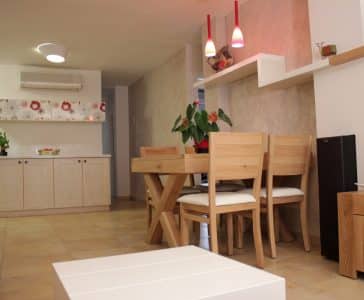 עיצוב דירה קטנה בגבעתיים, פינת האוכל מכיוון הסלון, ענבל קרקו, עיצוב פנים ופנג שואי