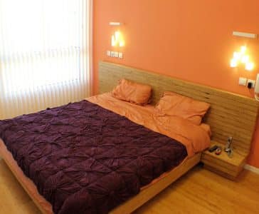 עיצוב דירת יוקרה, מיטת הורים בחדר השינה, עיצוב פנים ופנג שואי, ענבל קרקו.