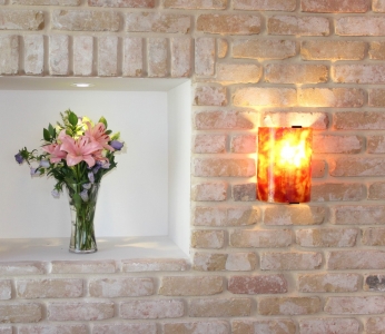 עיצוב דירת יוקרה, נישות ותאורה על קיר בריקים, עיצוב פנים ופנג שואי, ענבל קרקו