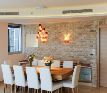 עיצוב דירת יוקרה, פינת אוכל על רקע קיר מעוצב, עיצוב פנים ופנג שואי, ענבל קרקו