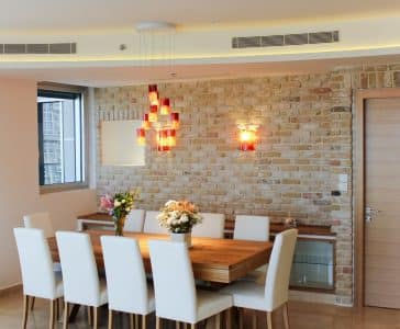 עיצוב דירת יוקרה, פינת אוכל על רקע קיר מעוצב, עיצוב פנים ופנג שואי, ענבל קרקו