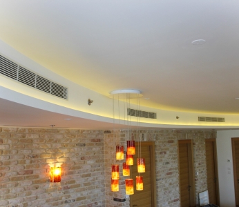 עיצוב דירת יוקרה, תאורה נסתרת בהנמכה למיזוג, עיצוב פנים ופנג שואי, ענבל קרקו