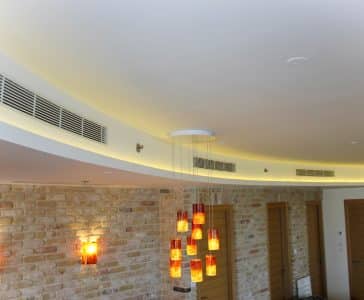 עיצוב דירת יוקרה, תאורה נסתרת בהנמכה למיזוג, עיצוב פנים ופנג שואי, ענבל קרקו