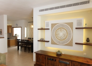 עיצוב פנים דירה בנס ציונה, נישה גבס כנקודת מיקוד בסלון, ענבל קרקו, עיצוב פנים ופנג שואי