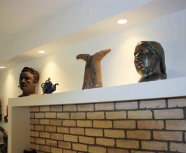 עיצוב דירה של אומן, מבט אל הנישה עם הפסלים, עיצוב פנים ופנג שואי, ענבל קרקו