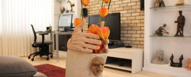 עיצוב דירה של אומן, מבט אל הסלון דרך אחד הפסלים, עיצוב פנים ופנג שואי, ענבל קרקו