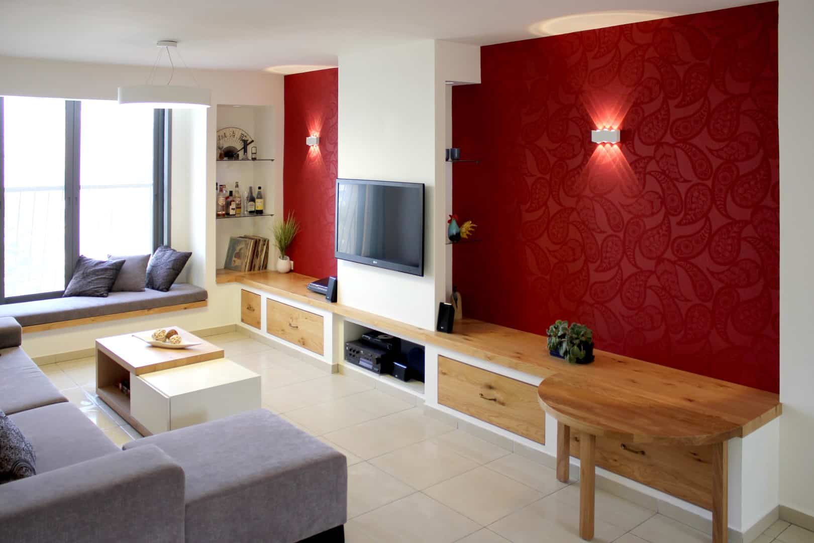 התאמת הצבעים לבית, טפט אדום נועז לקיר טלויזיה, ענבל קרקו מעצבת פנים מומלצת