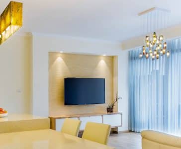 עיצוב פנים דירת קבלן ברחובות, נישה לטלויזיה וגופי תאורה מזכוכית, עיצוב פנים ופנג שואי, ענבל קרקו