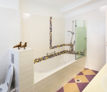 עיצוב דירת קבלן ברחובות, מקלחת ילדים, מבט נוסף, עיצוב פנים ופנג שואי, ענבל קרקו