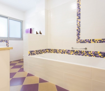 עיצוב דירת קבלן ברחובות, מקלחת ילדים, עיצוב פנים ופנג שואי, ענבל קרקו