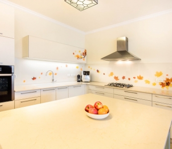 עיצוב דירת קבלן ברחובות, אחלמנטים פרחוניים על ארון המטבח, זולגים אל חיפוי הקיר, עיצוב פנים ופנג שואי, ענבל קרקו