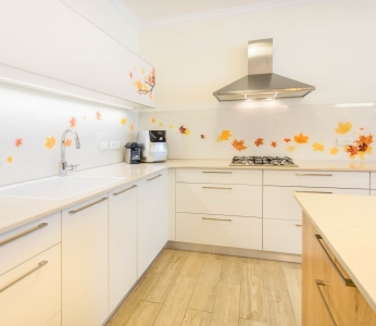 עיצוב דירת קבלן ברחובות, מבט אל המטבח, עיצוב פנים ופנג שואי, ענבל קרקו