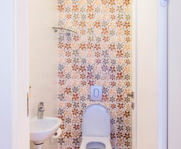 עיצוב פנים דירת קבלן ברחובות, פרחים בשירותי אורחים, עיצוב פנים ופנג שואי, ענבל קרקו