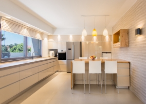 עיצוב פנים מודרני חם בגן יבנה, מבט מכיוון דלת הכניסה, ענבל קרקו, עיצוב פנים ופנג שואי