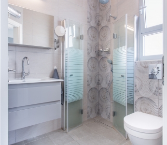 עיצוב מודרני ברחובות, מקלחת הורים באפור, ענבל קרקו, עיצוב פנים ופנג שואי