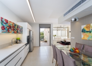 עיצוב דירה מקבלן ברחובות לפי הפנג שואי, פינת האוכל והמטבח, ענבל קרקו עיצוב פנים ופנג שואי