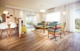 עיצוב פנים צבעוני, מבט אל הסלון והמטבח, ענבל קרקו עיצוב פנים ופנג שואי