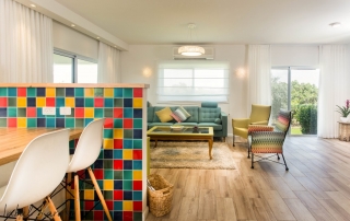 עיצוב פנים צבעוני,קיר צבעוני במטבח,ענבל קרקו עיצוב פנים ופנג שואי