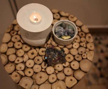 עיצוב קליניקה לרפלקסולוגיה, שולחן בפינת ההמתנה, ענבל קרקו עיצוב פנים ופנג שואי