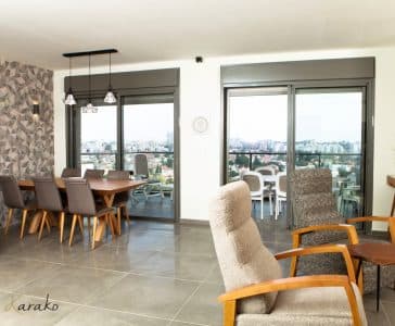 עיצוב דירה מודרנית בראשון לציון, פינת האוכל והסלון על רקע הנוף, ענבל קרקו, עיצוב פנים ופנג שואי