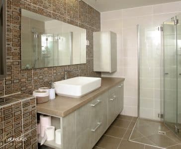 עיצוב דירה מודרנית בראשון לציון, מקלחת הורים, ענבל קרקו, עיצוב פנים ופנג שואי