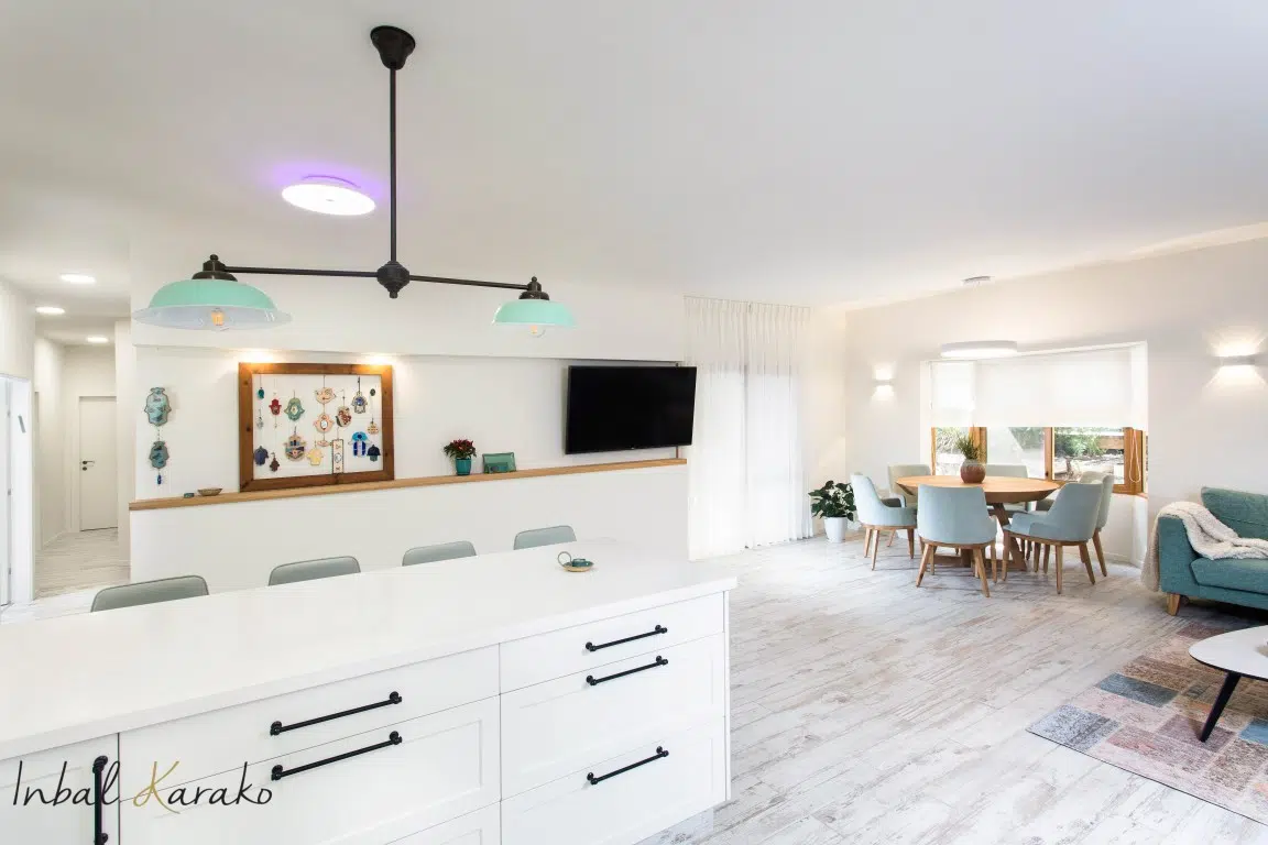 עיצוב פנים לבית בקיבוץ, מראה מתוך המטבח על קיר הטלויזיה, ענבל קרקו עיצוב פנים ופנג שואי