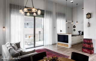 עיצוב פנים כפרי בצור הדסה, וילונות בסלון, ענבל קרקו עיצוב פנים ופנג שואי