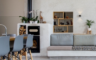 עיצוב וילה מודרנית בהרי ירושליים, קמין מסה ומשרביית עץ, ענבל קרקו עיצוב פנים ופנג שואי