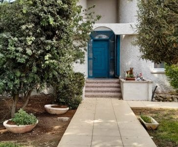עיצוב בית בסגנון כפרי מודרני, דלת הכניסה לבית נצבעה כחול פטרול, ענבל קרקו עיצוב פנים ופנג שואי,