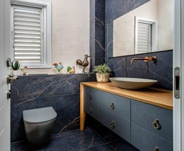 מקלחת האורחים הפכה לשירותים מרווחים.