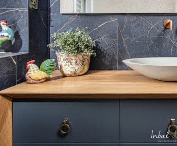 שיפוץ דירה ברחובות, אריחים שחורים גדולים דמויי שיש במקלחת, ענבל קרקו עיצוב פנים ופנג שואי