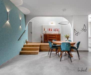 שיפוץ דירה ברחובות, פינת האוכל וקיר טפט טורקיז, ענבל קרקו עיצוב פנים ופנג שואי