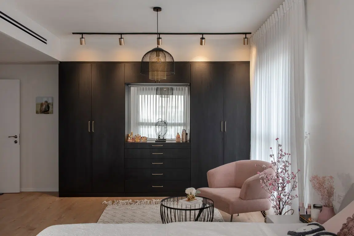עיצוב פתרונות אחסון לבית | ארון שחור משולב בשידת איפור| ענבל קרקו עיצוב פנים ופנג שואי