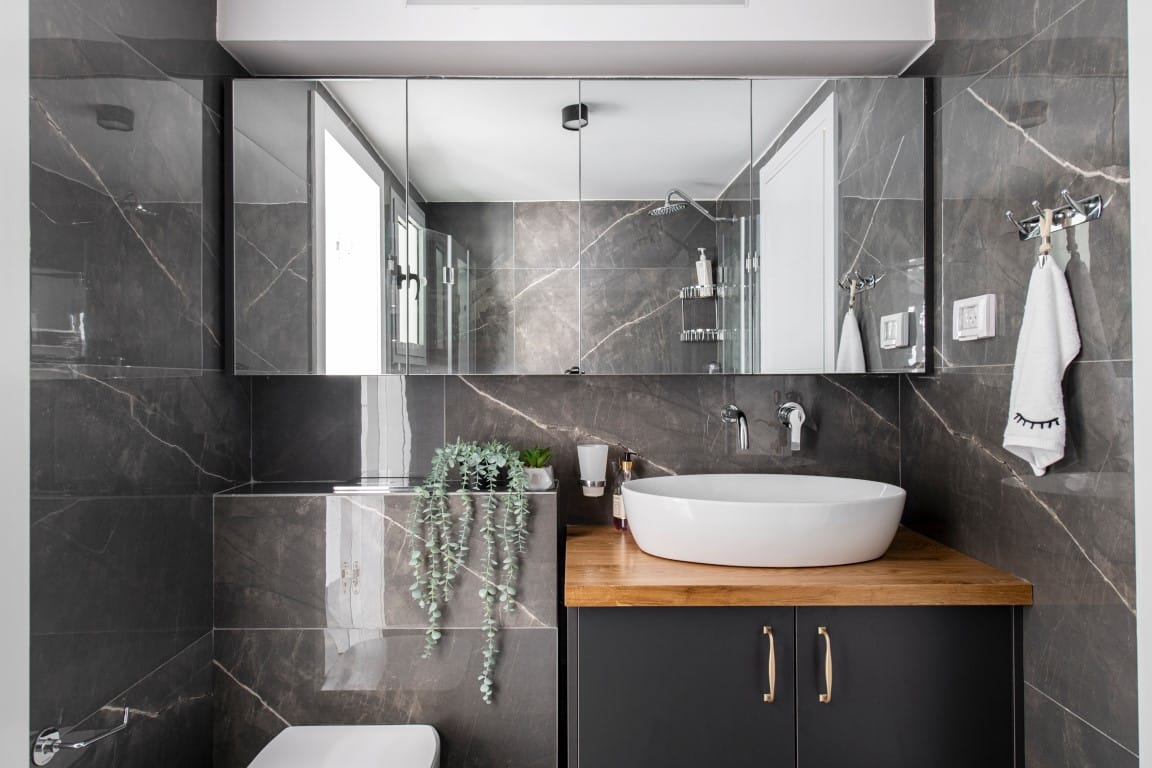 עיצוב חדרי אמבטיה | אמבטיה שחורה בחולון | ענבל קרקו עיצוב פנים ופנג שואי