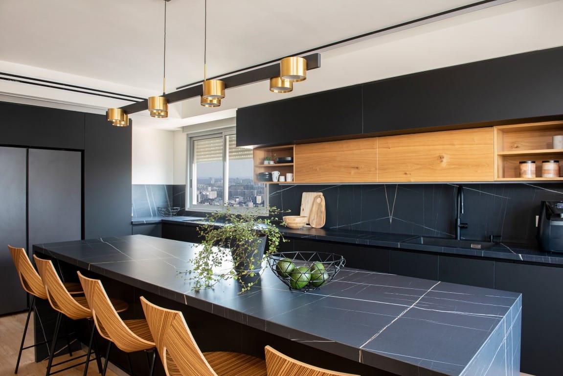 עיצוב דירות יוקרה | משטח שחור עם עורקים במטבח| ענבל קרקו עיצוב פנים ופנג שואי